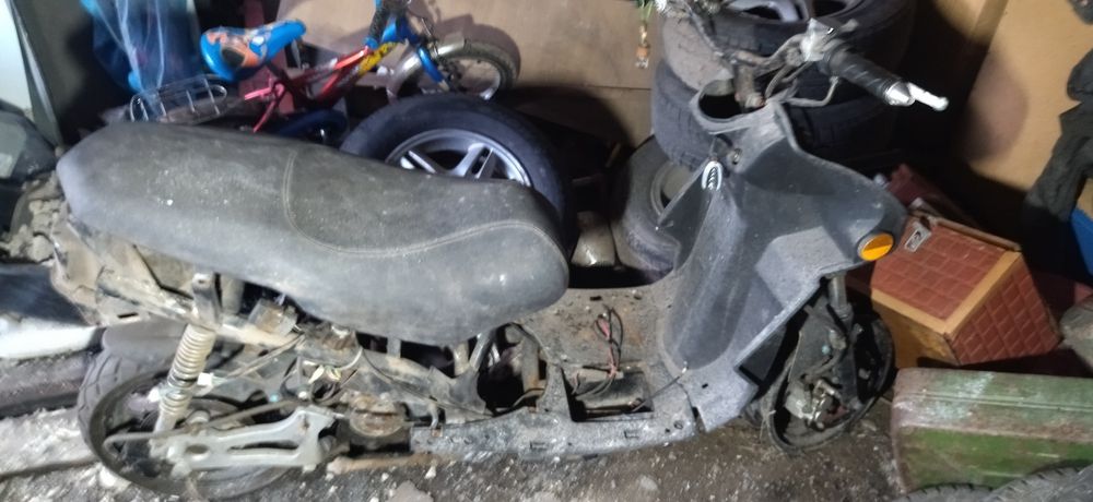 Продам скутер на запчасти