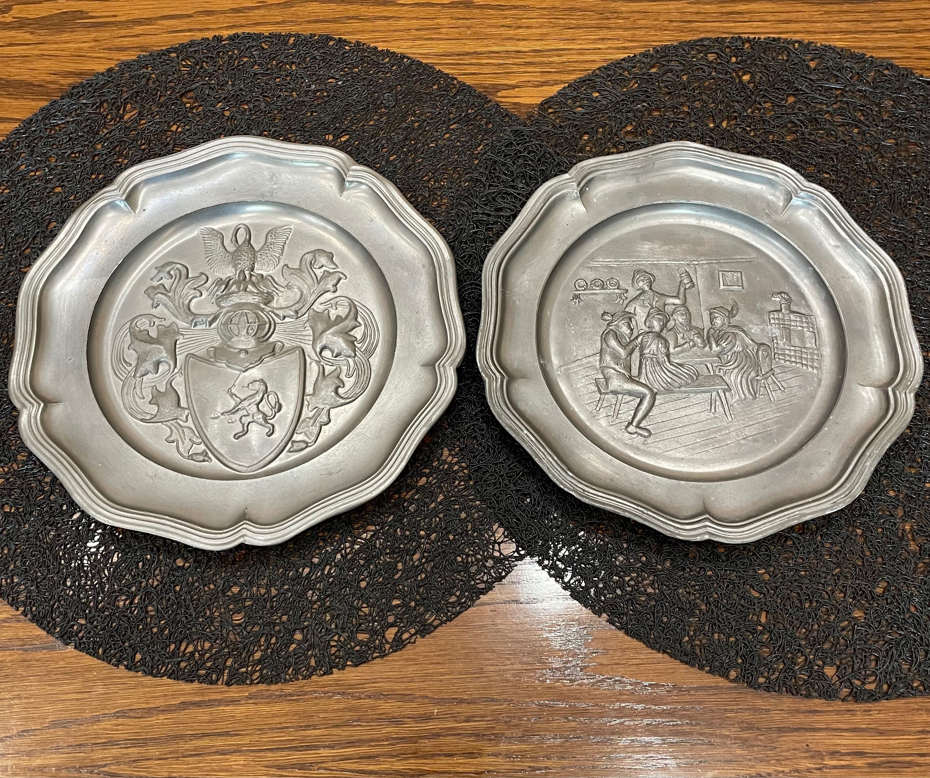 Декоративни чинии от калай с релефни изображения