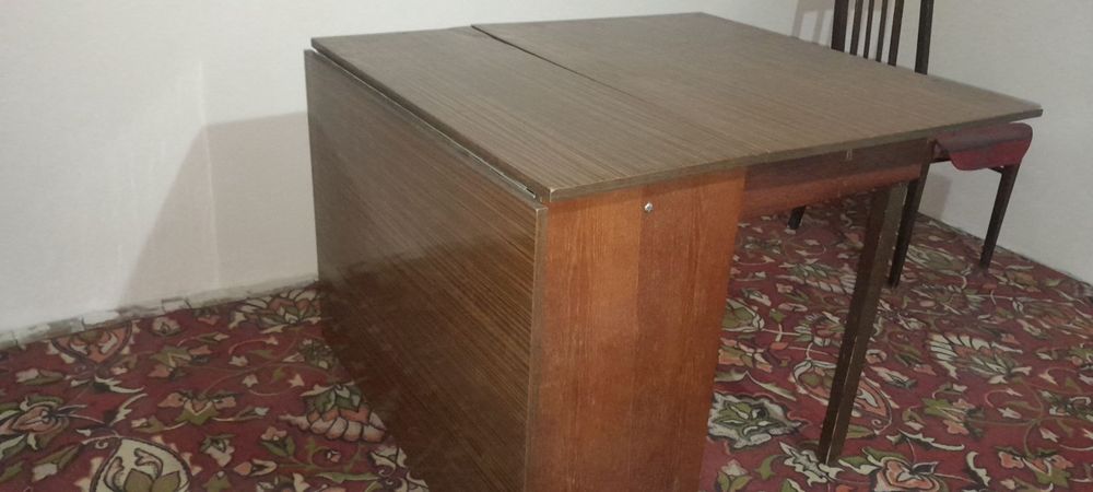 Продам стол лакированный