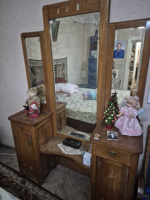 Vand mobila veche de peste 100 ani