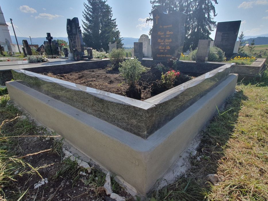 Monumente Funerare