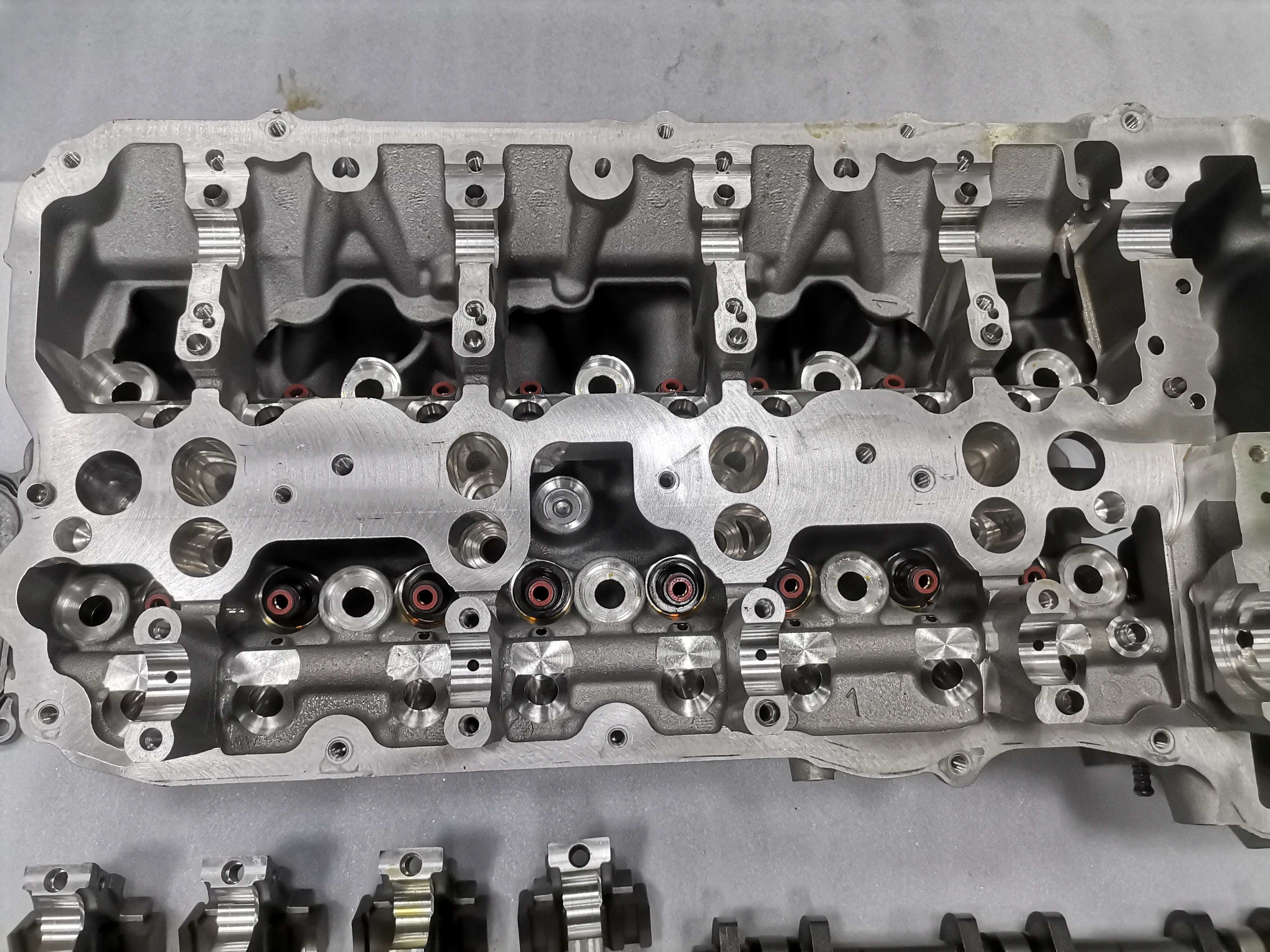 Ново S63B44B Комплект Цилиндрова Глава Дясна 5-8 S63 BMW F90 F95 F96
