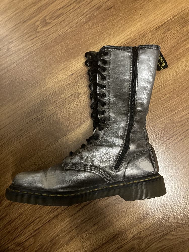 Ghete Dr. Martens din piele