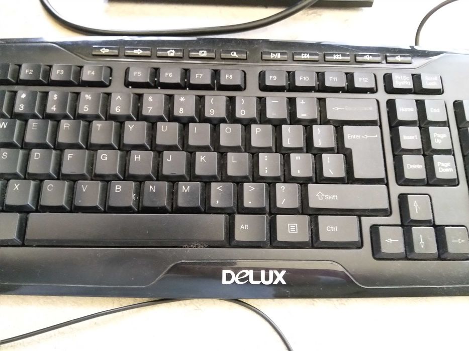 Vând unitate pc, monitor de 17 inch, tastatură și mouse