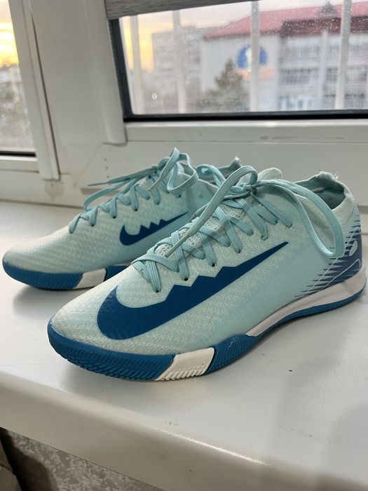 Продам футбольные  бутсы