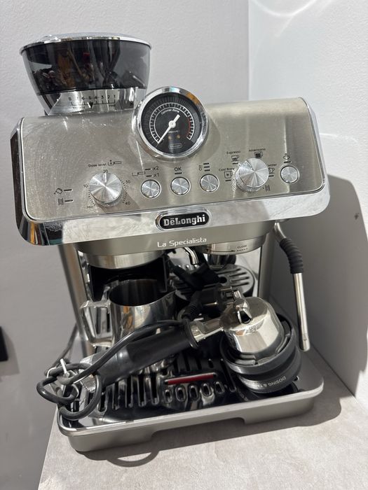 Кофейная машина имееться докумены. Не использованная