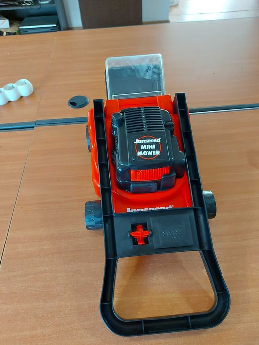 Masina de tuns gazon jucarie Jonsered