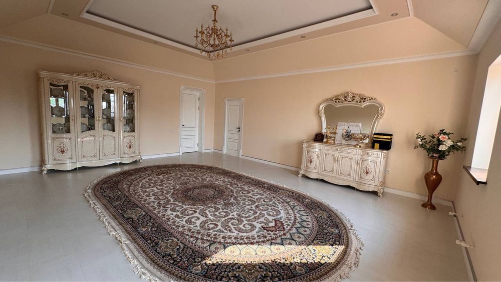 Просторный дом с дизайнерской отделкой