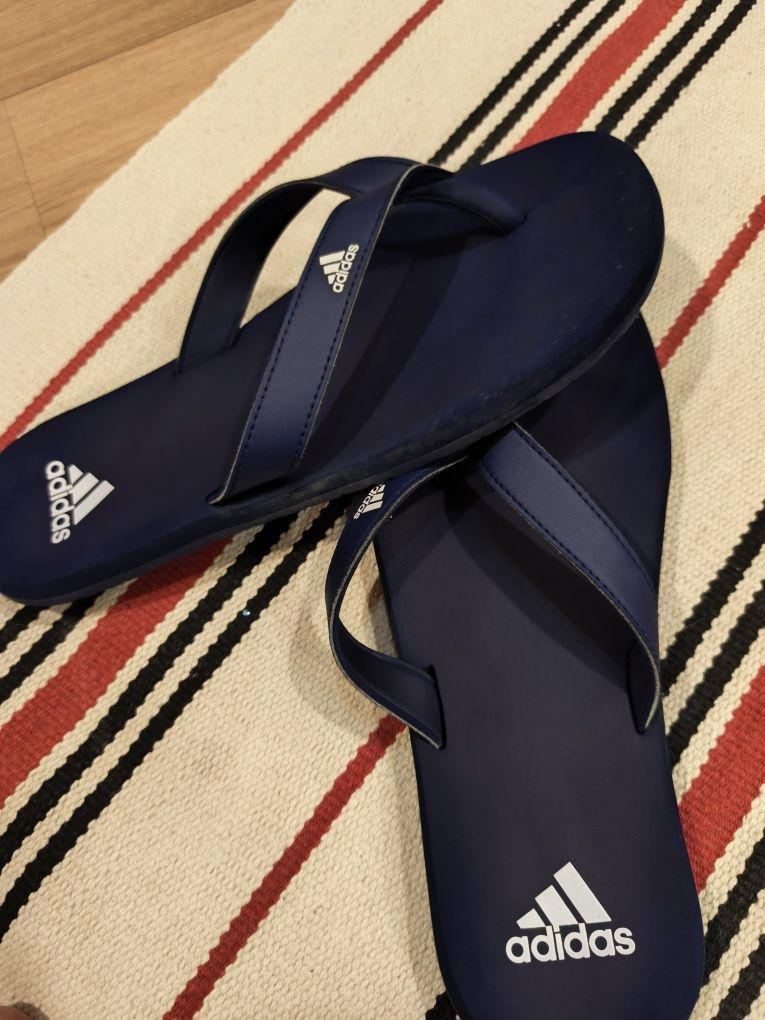 Slapi adidas pentru plaja