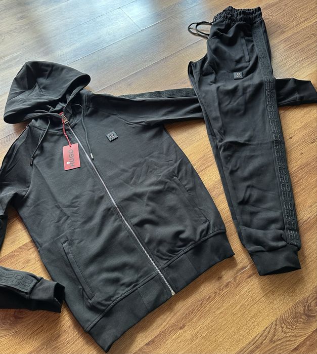 Мъжки,памучен,черен екип Hugo BOSS с метално лого и бродиран кант