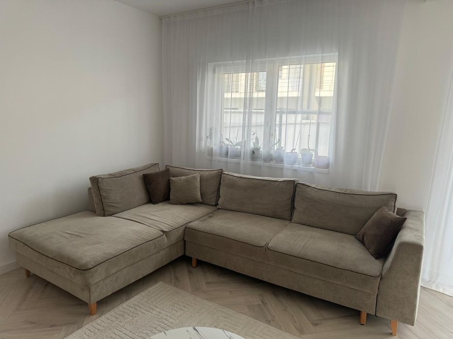 Coltar living cu extindere și lada culoare bej/maro deschis 300x195