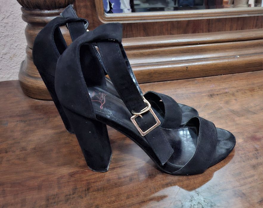 Босоножки чёрные, бархатные.40 размера