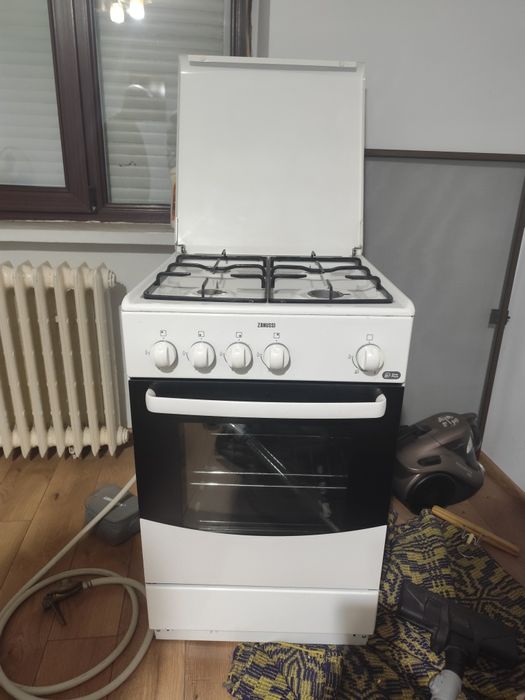 Vând aragaz Zanusi