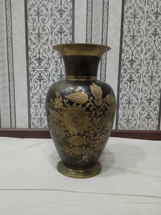 Sariq metalldan vaza