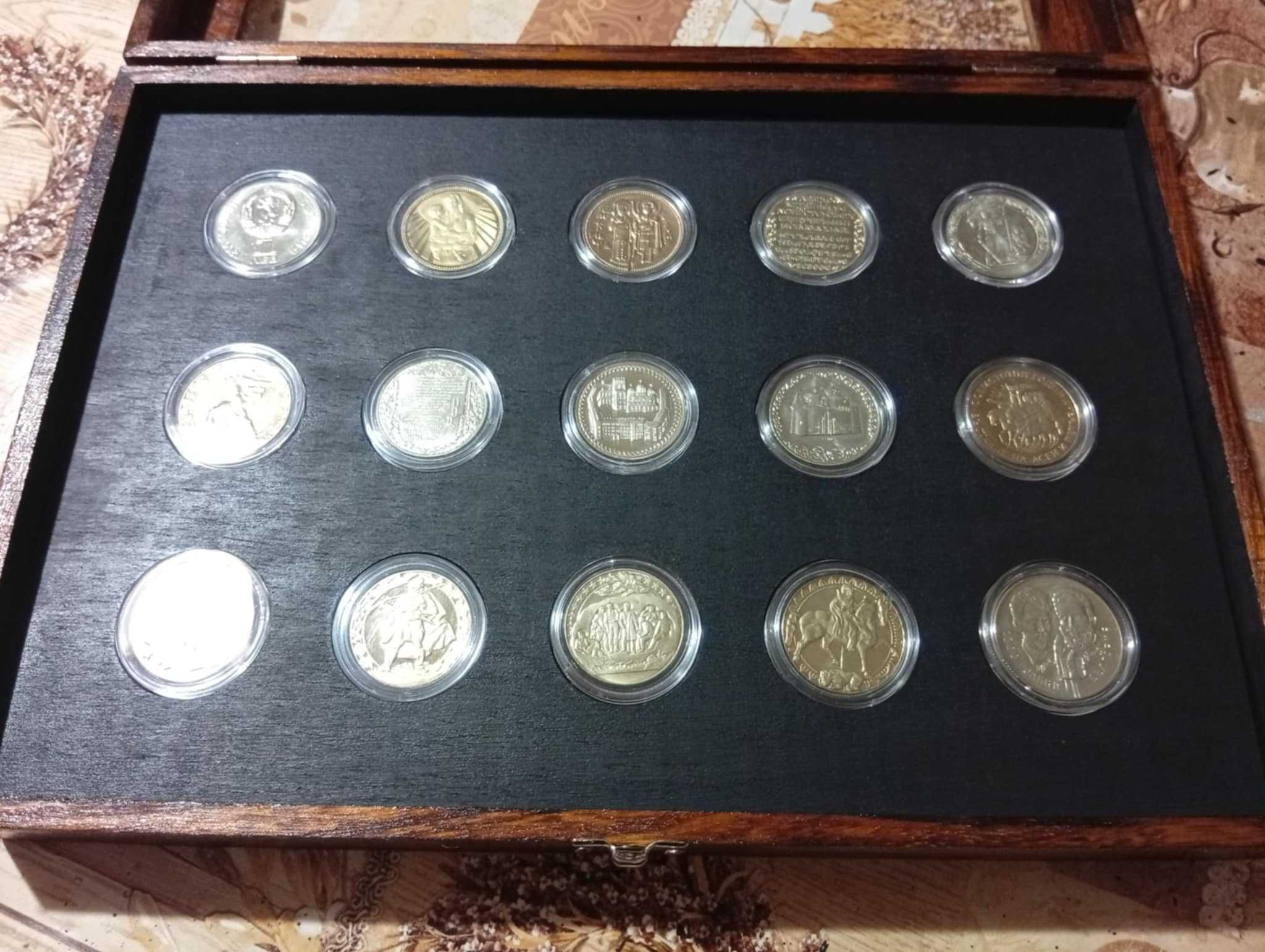 дървена кутия с лот монети 1300 години България
