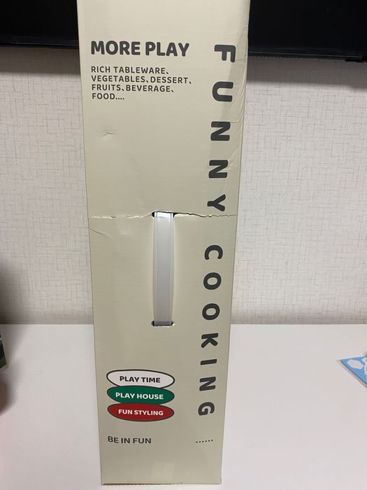 Кухня със светещи котлони, пара и мивка с течаща вода