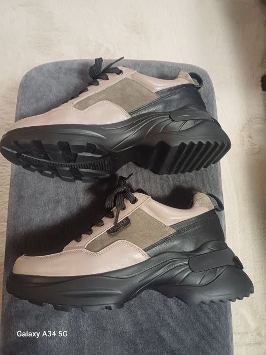 Нови кожени обувки