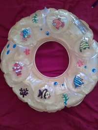 Надувной круг для плавания малыша.