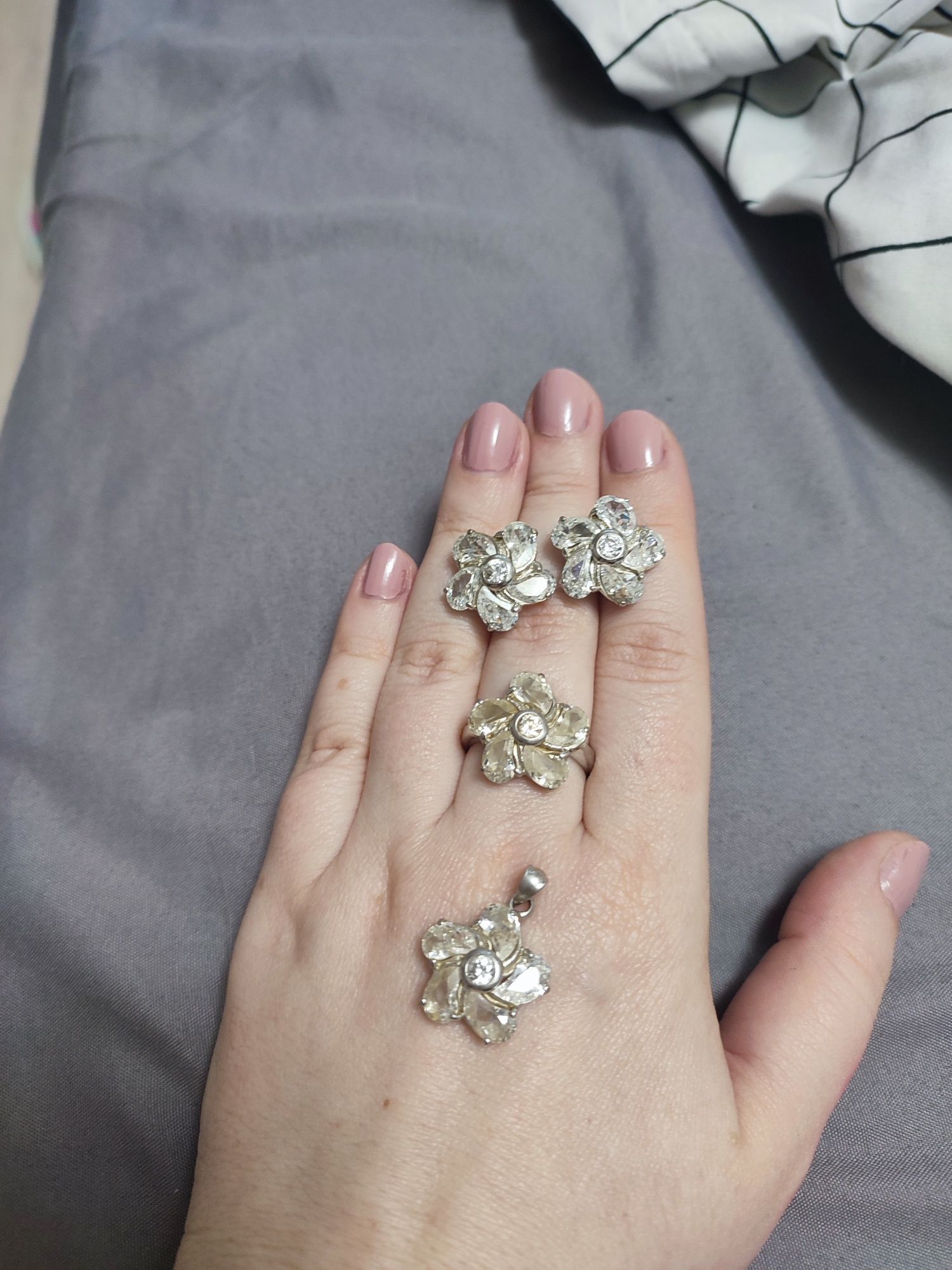 Set argint cu inel, cercei, pandantiv floare cu cristale