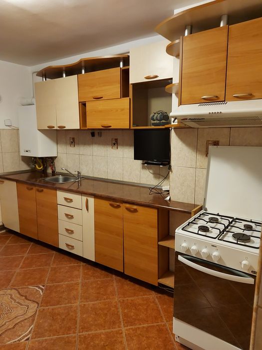 Închiriez apartament 2 camere decomandat .