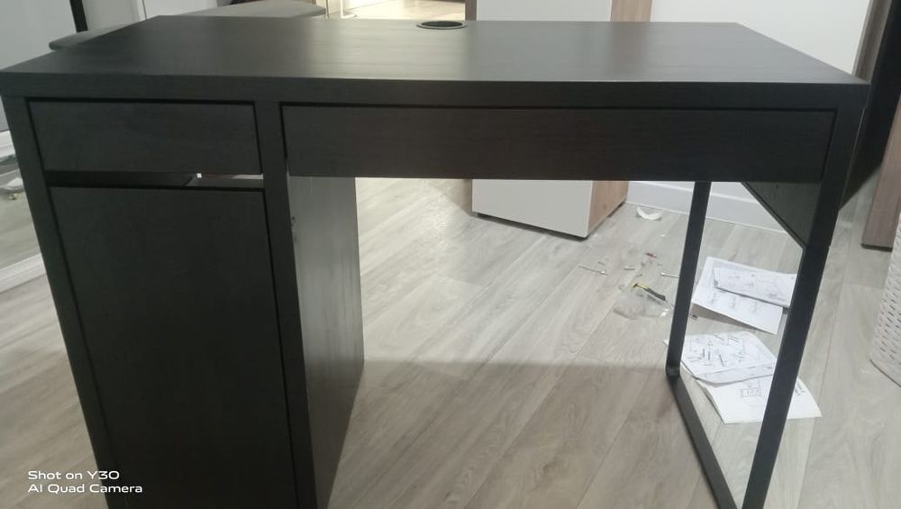 Компьютерный столик небольшой удобный б /у