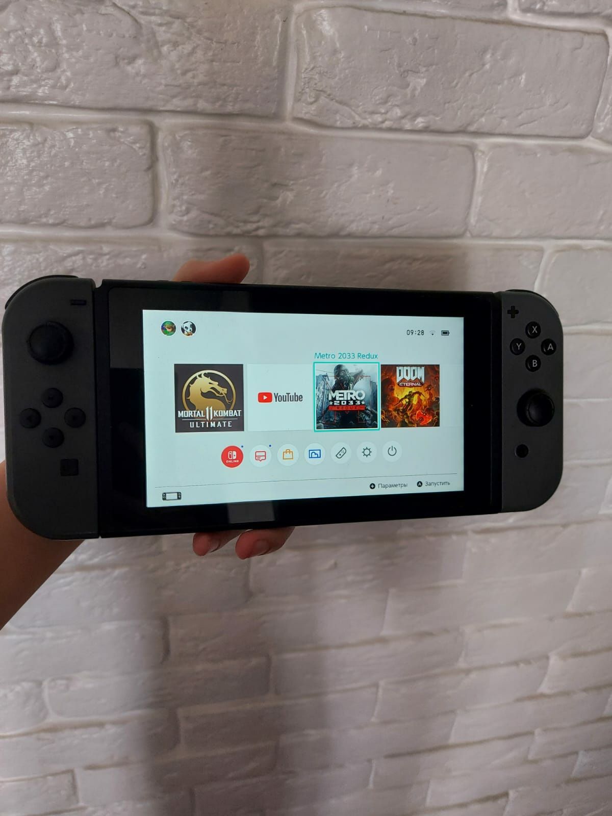 Продам Nintendo Switch с играми, чехлом и картой памяти