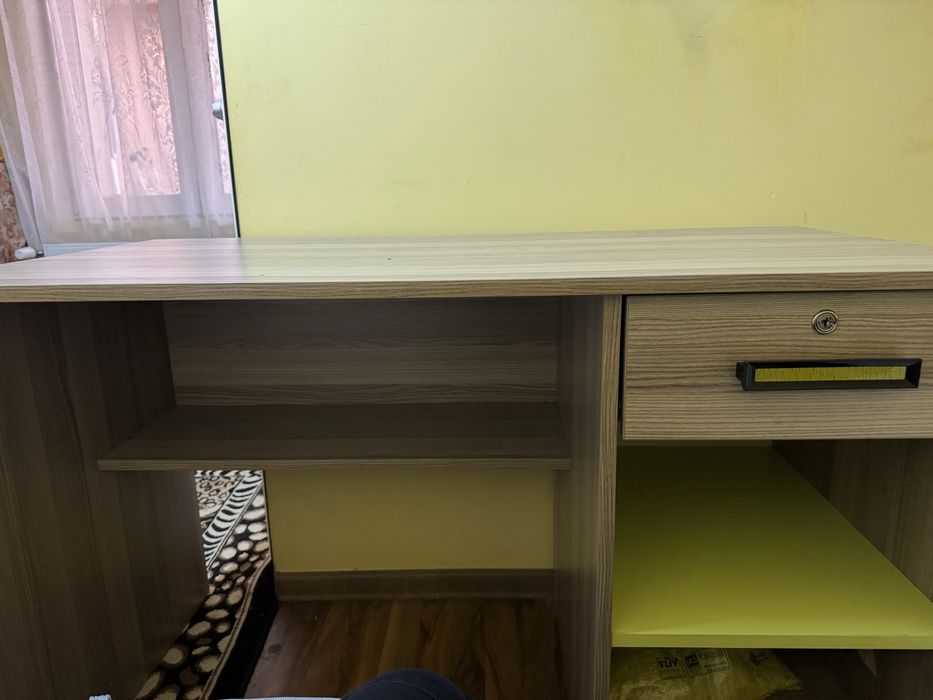 Бюро със стол без забележки