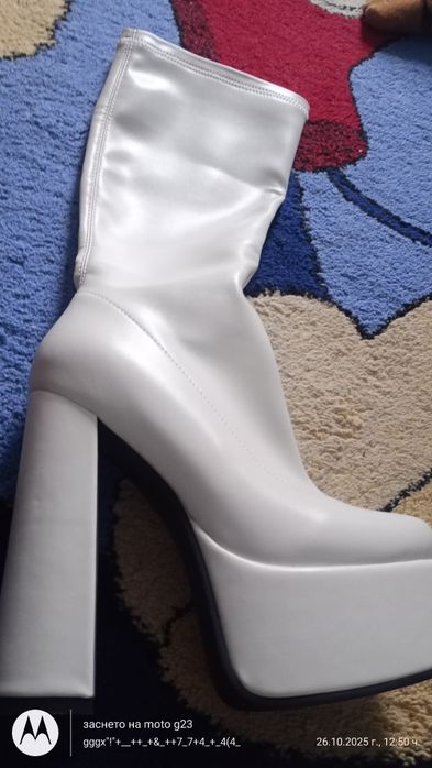 Бели ботуши с дебел ток