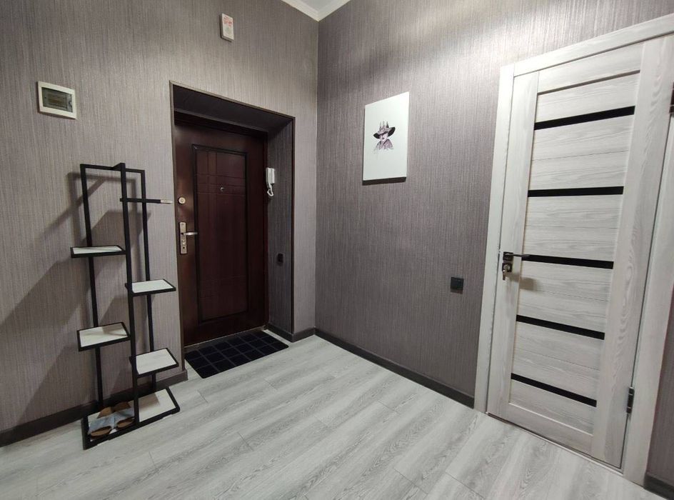 2 комнаты 1 этаж вторая линия можно под офис 60 кв