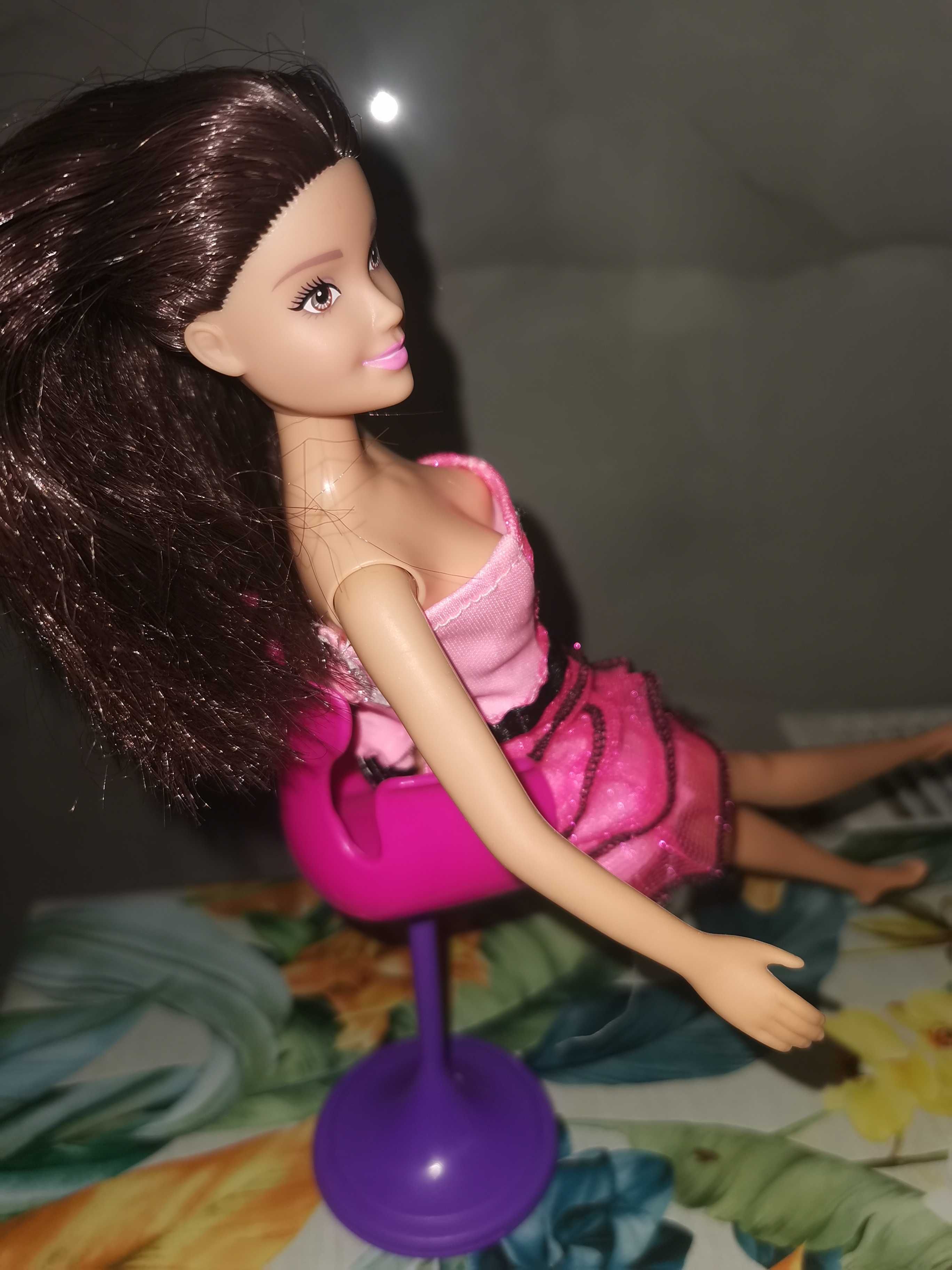 Păpușă Barbie în scaun de coafor