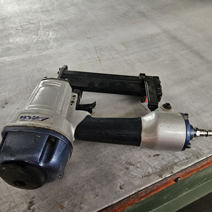 пневматичен такер