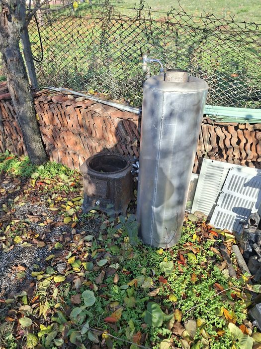 Много запазен боилер на дърва . Печка от чогун и вод.балон алуминий.