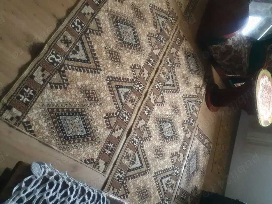 Vând carpete de diferite dimensiuni, în stare bună și curate.