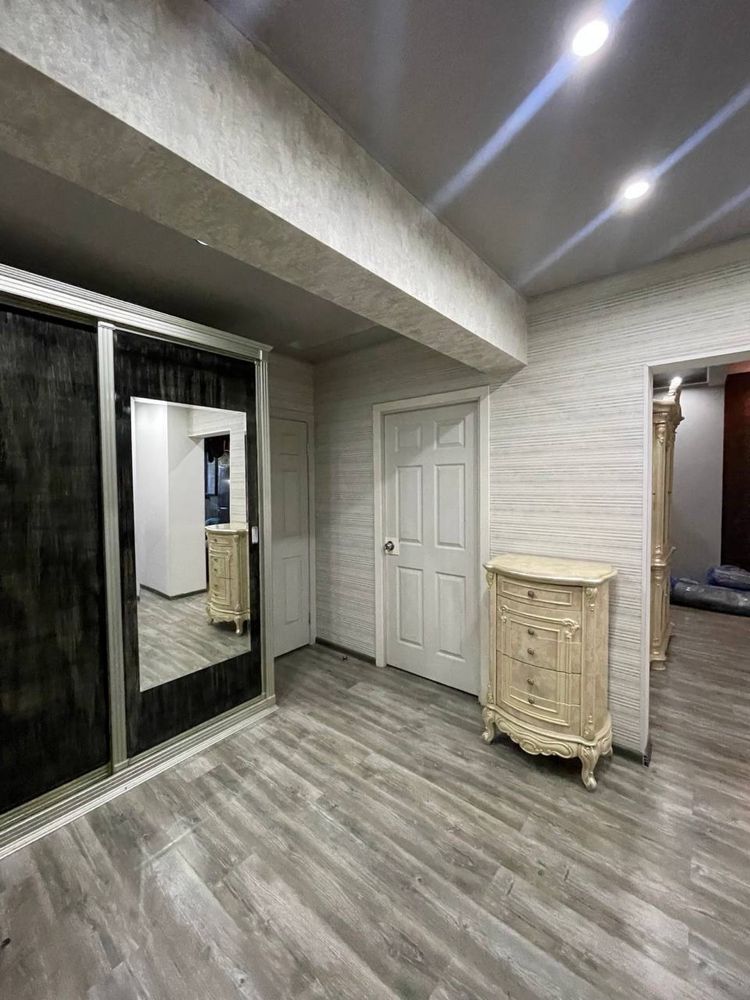 Oybek 4 xonalik kvartira 4/7/9. Evro remont 100m2 balkon 2/6