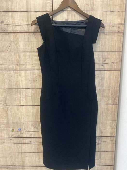 Класическа черна рокля – изчистена и елегантна