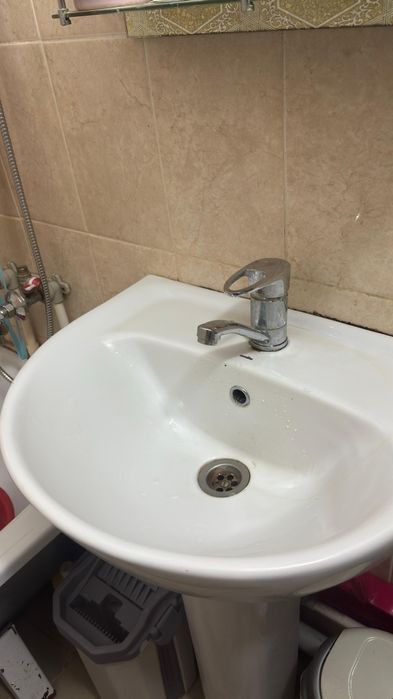 Продам раковину с ножкой