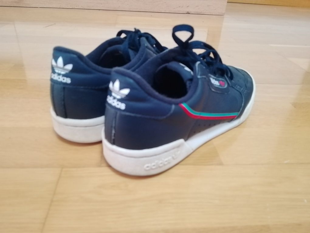 Pantofi sport Adidas pentru copii.