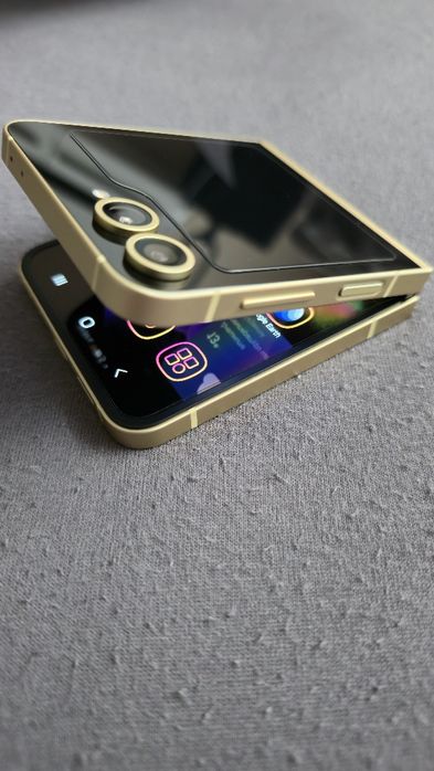 Безупречен Samsung Z Flip 6 256gb