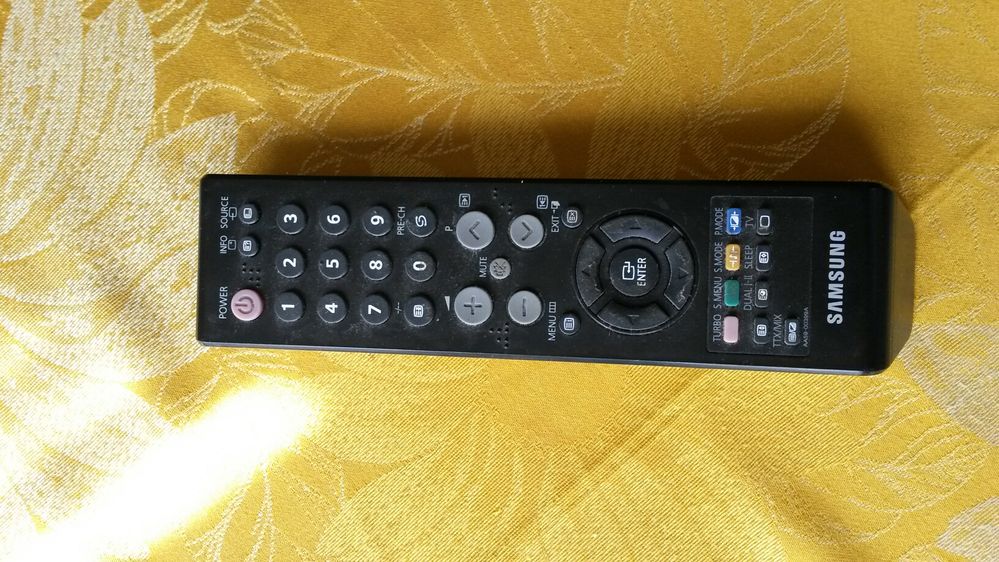 Televizor Samsung Slim Fit TV, perfect funcțional, cu telecomandă.