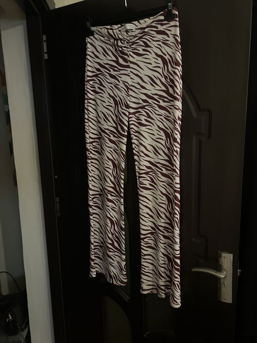Pantaloni evazati tip zebra Bershka
