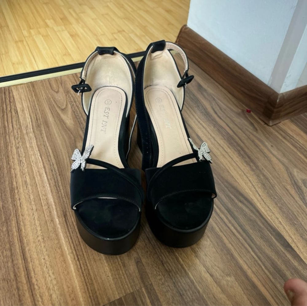 Sandale cu platforma