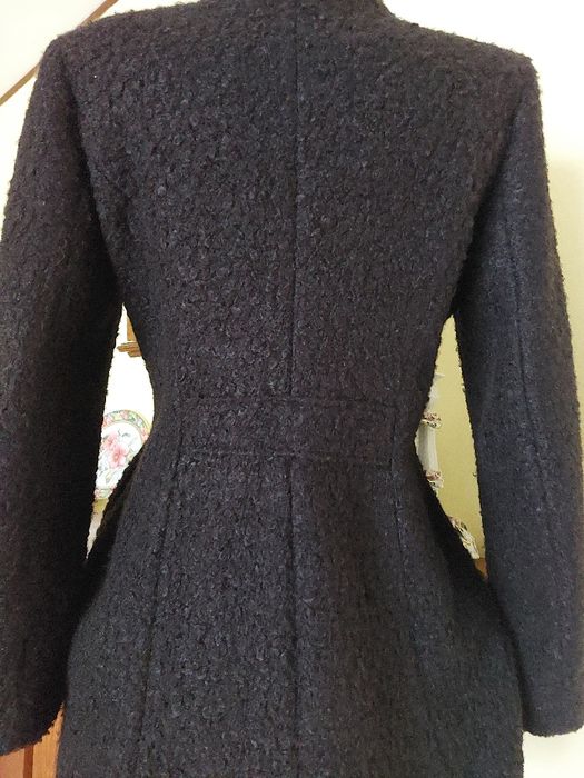 Haina noua, impecabila, stofa bucle de lana, un model foarte frumos