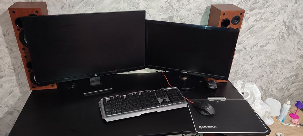 Геймърско бюро и монитори