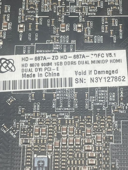 Placa video din imagine este un model XFX Radeon HD 6950