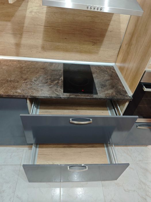 Кухня / кухненски бокс 340 220 с електроуреди, запазени