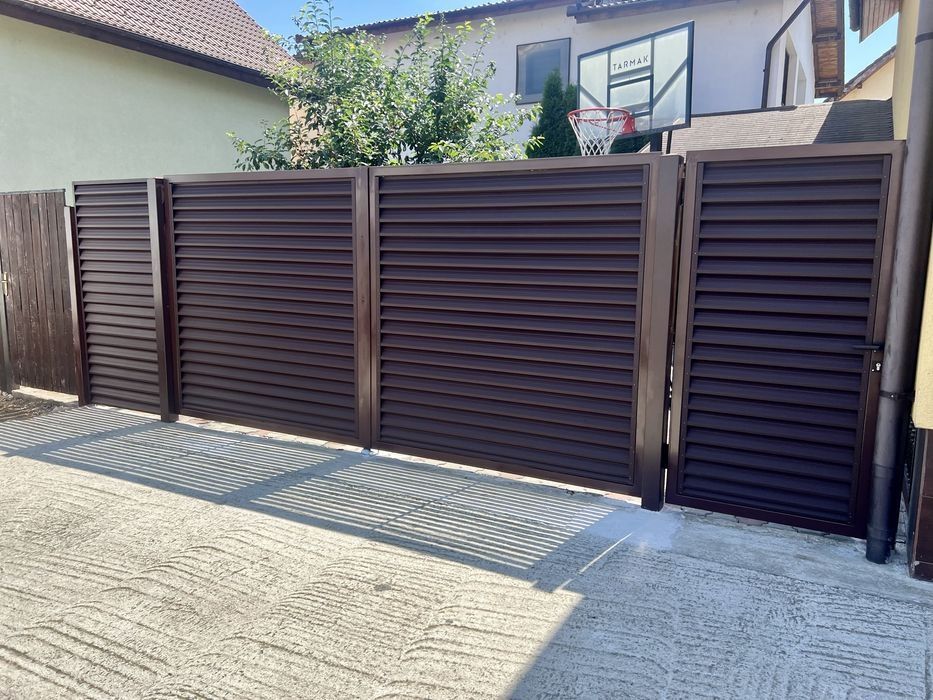 Construim la comanda dvs. garduri si porti din:
- panouri stil jaluzea