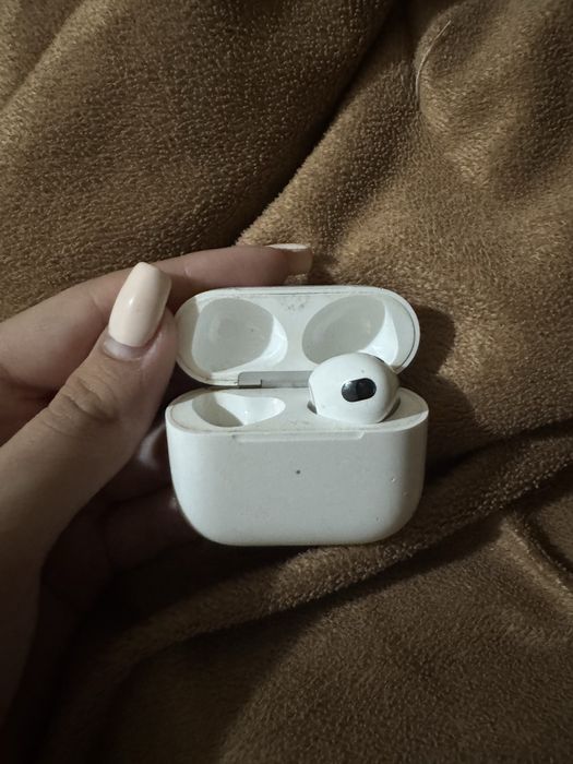 AirPods (3-то поколение с Lightning зареждане)