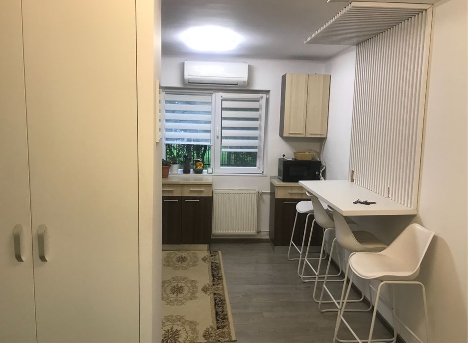 Vind masa de perete cu scaune bar