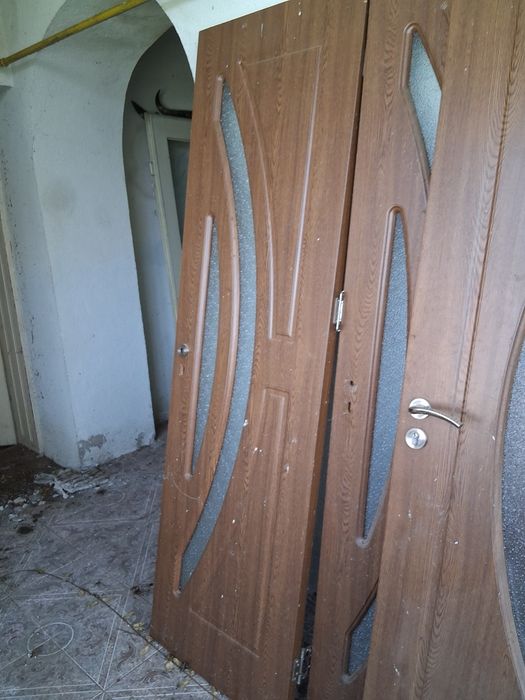 Vind usi de interior trei bucăți ,doar doua au și toc.