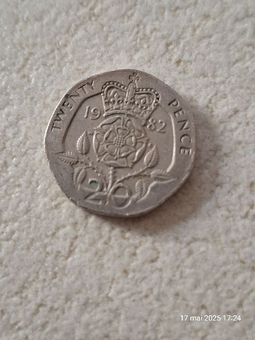 Moneda 20 pence, Elizabeth I', 1982 si bancnota 100 lei cu Balcescu
50